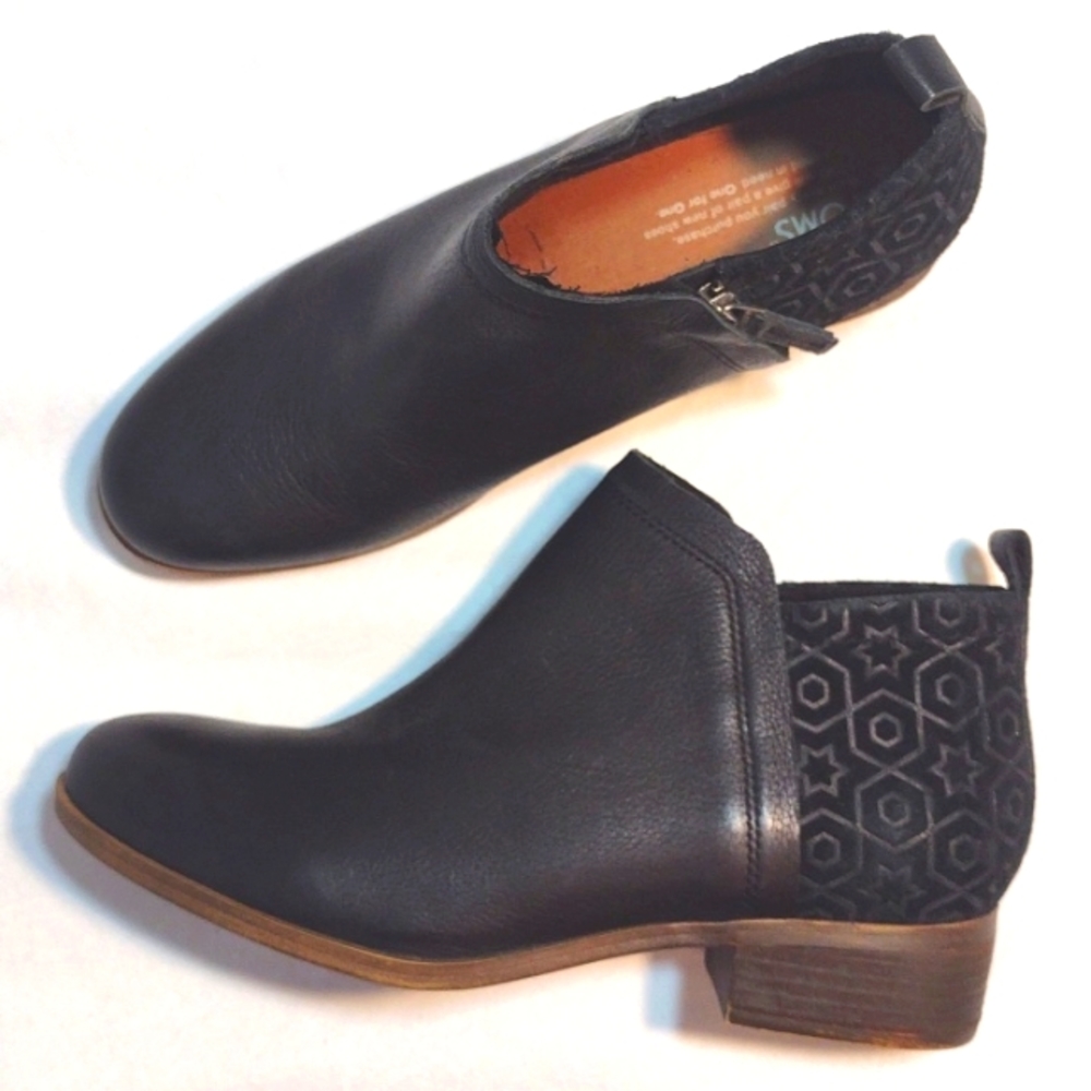 Toms black suede leather ankle boots booties size 9 zip up low heel